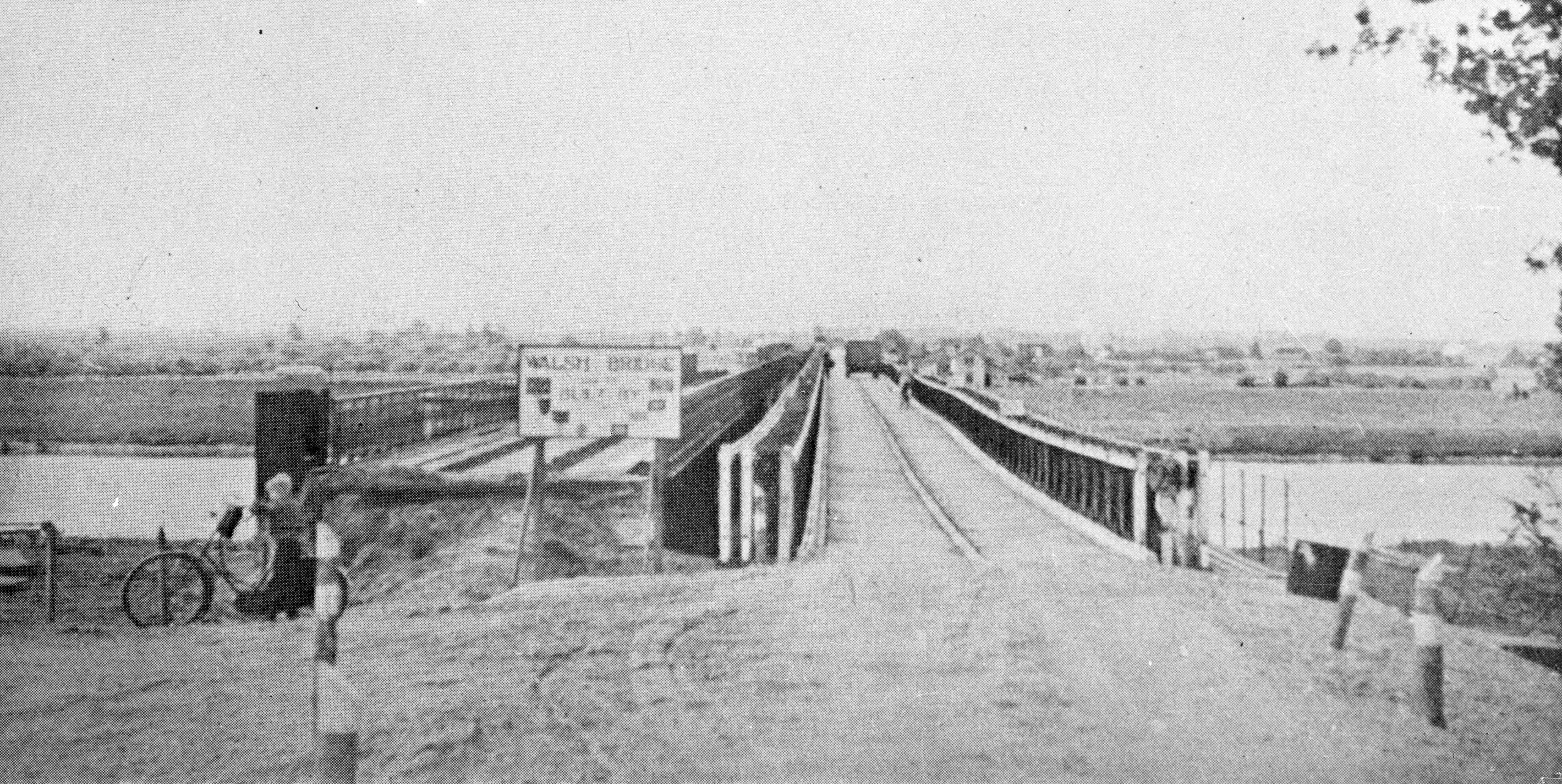 Tweede historische opname van de Baileybrug bij Katwijk in 1945