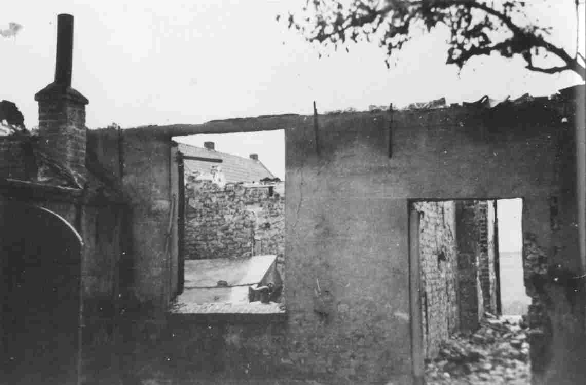 Verwoeste smederij in Katwijk na de gevechten van mei 1940
