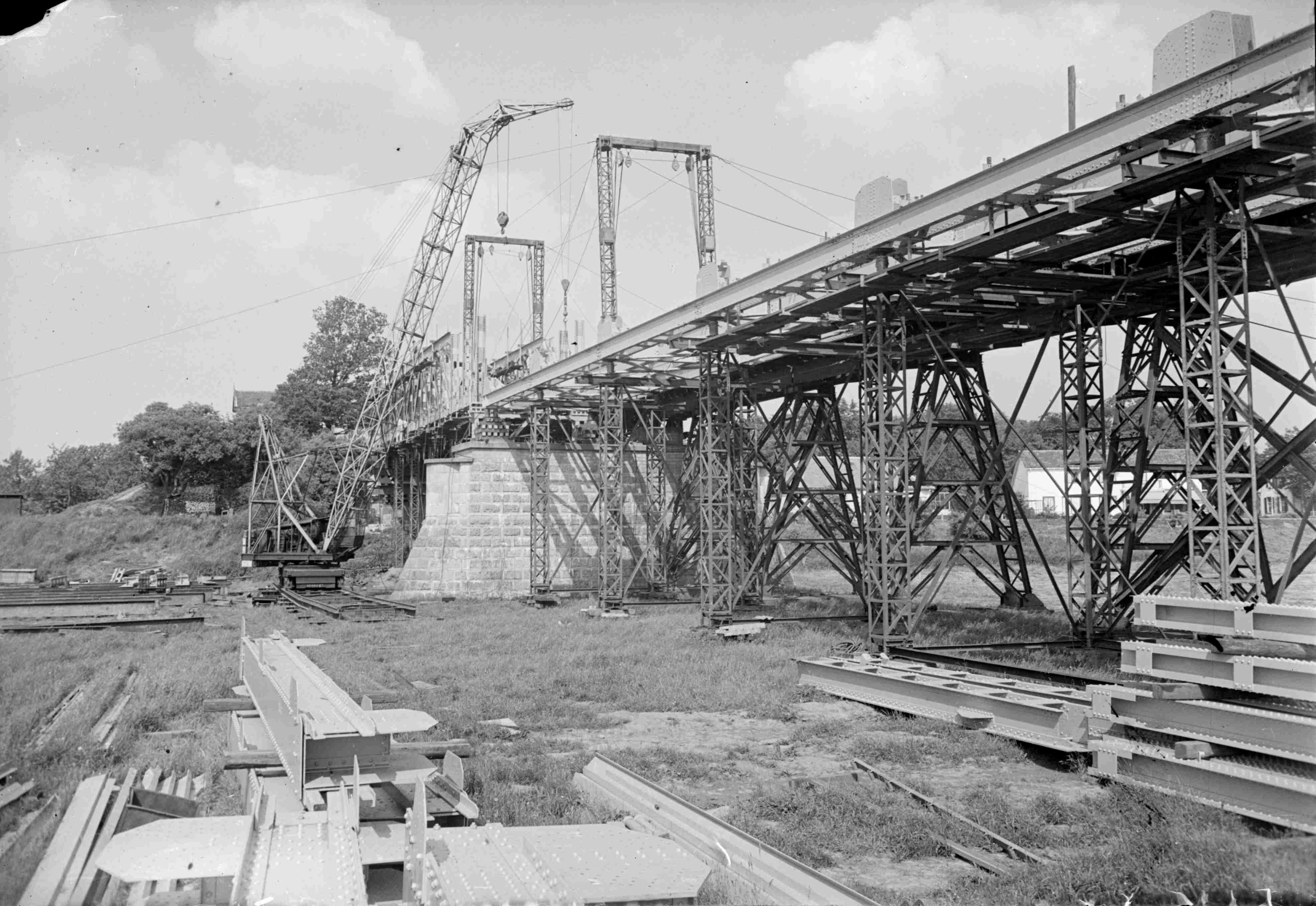Herstelwerk aan de spoorbrug bij Katwijk in 1940
