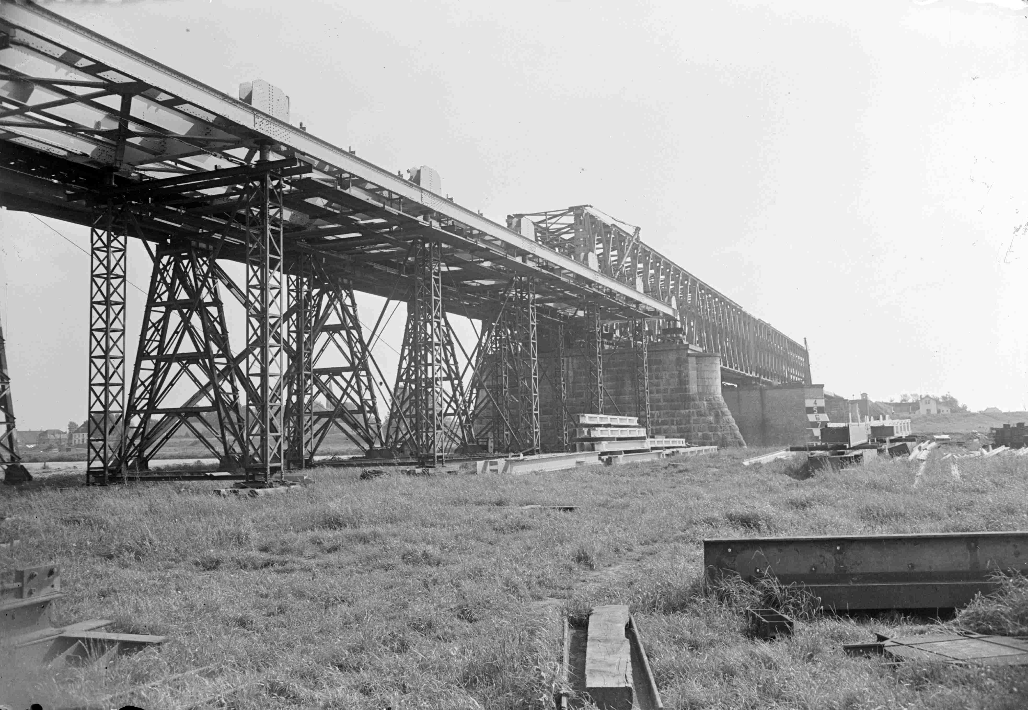 Tweede historische opname van herstelwerk aan de spoorbrug bij Katwijk