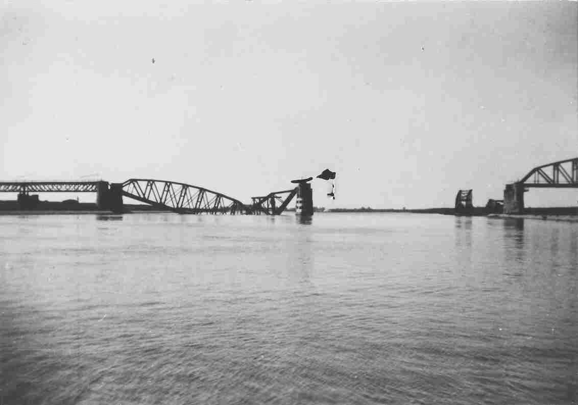 Ingestort deel van de spoorbrug tussen Katwijk en Mook in 1940