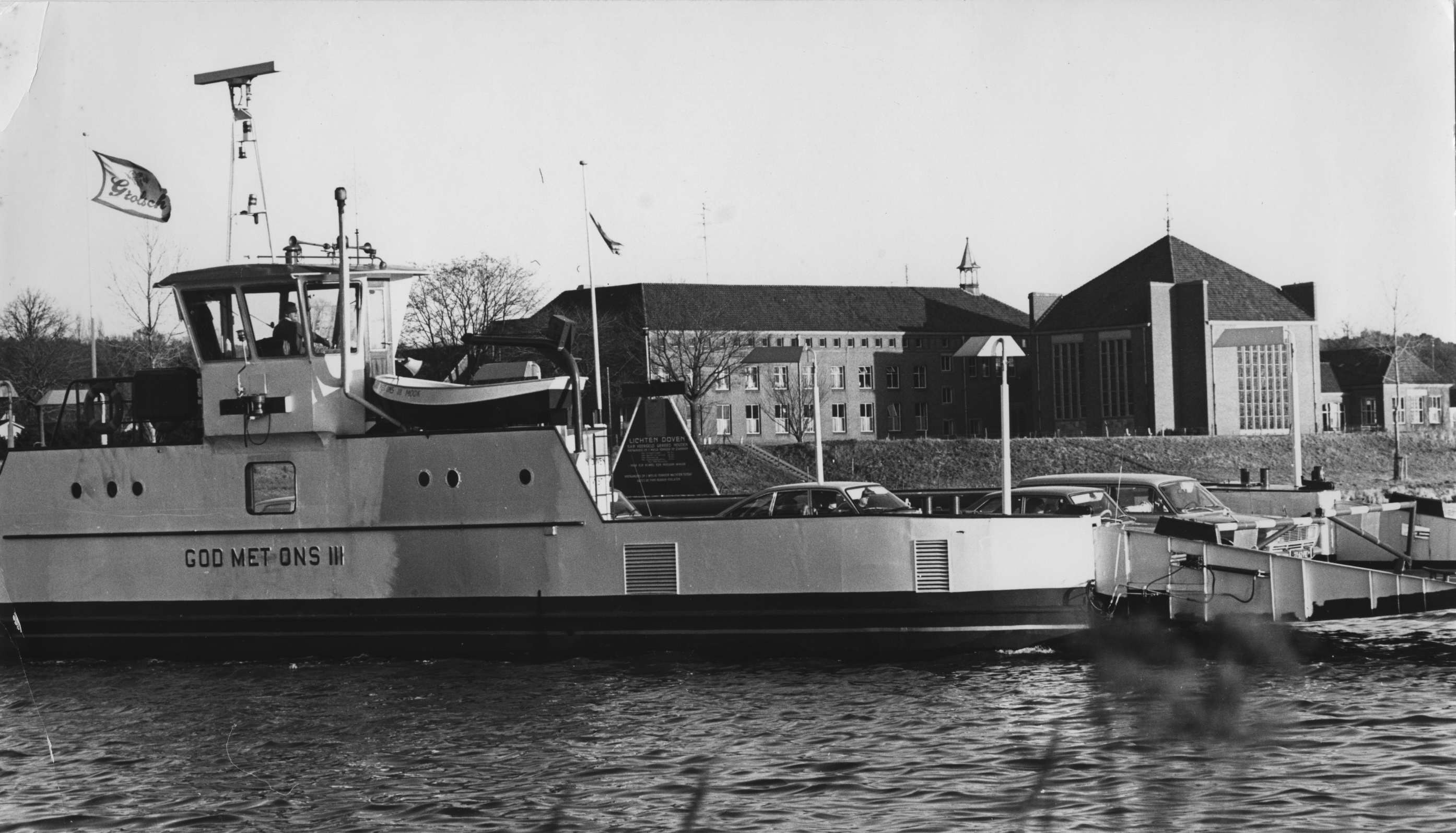 Tweede historische foto van veerpont God zij met ons bij Katwijk