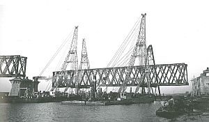 Invaren van een brugdeel bij Katwijk in 1945.