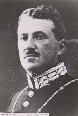 Burgemeester J. van de Mortel.