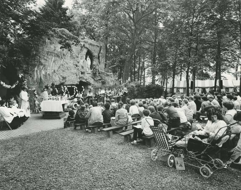 Heilige mis bij de Lourdesgrot in Katwijk in 1981