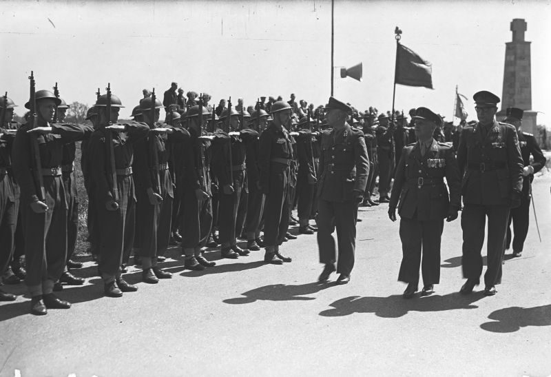 Militaire inspectie bij een herdenking in Katwijk.