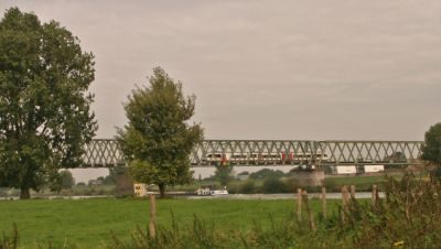 Historische trein op de spoorbrug bij Katwijk