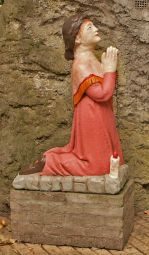 Beeld van de knielende Bernadette in Katwijk.