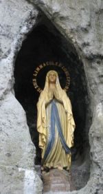 Mariabeeld in de Lourdesgrot van Katwijk.