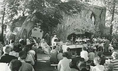 Openluchtmis bij de Lourdesgrot in Katwijk in 1985.