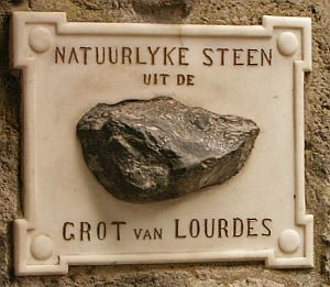 Relieksteen uit Lourdes in de Katwijkse grot in 2008.