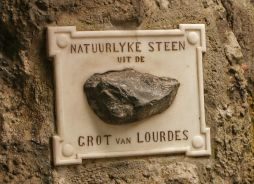 In marmer gevatte steen uit Lourdes in de Katwijkse grot.