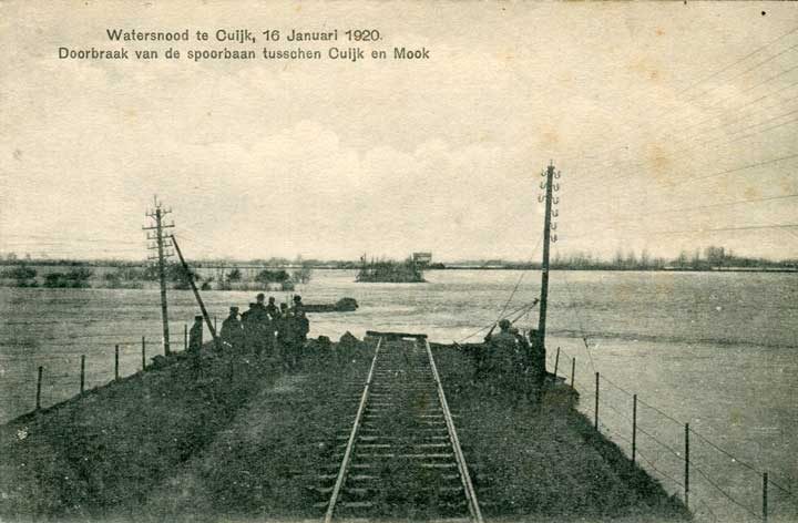 Doorbraak van de spoordijk bij Katwijk in 1920.