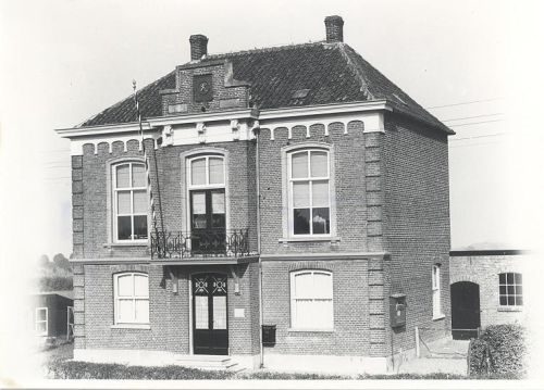 Historische opname van het raadhuis in Klein Linden.