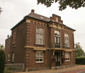 Oude foto van het raadhuis in Klein Linden.