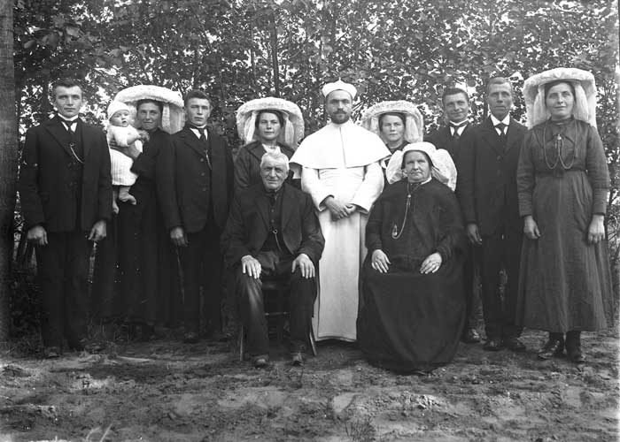 Servatius Heesakkers als novice met familie rond 1921.