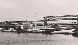 Naoorlogse spoorbrug bij Katwijk met het veer.