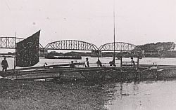 Oude spoorbrug bij Katwijk met het veer op de voorgrond.