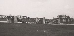 Verwoeste spoorbrug bij Katwijk in mei 1940