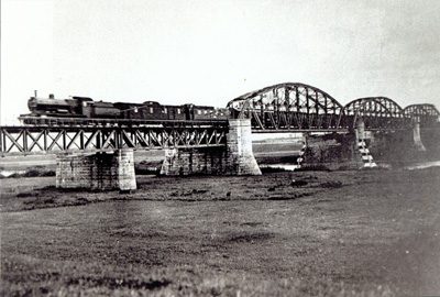 Stoomtrein op de Maaslijn bij Katwijk rond 1923.