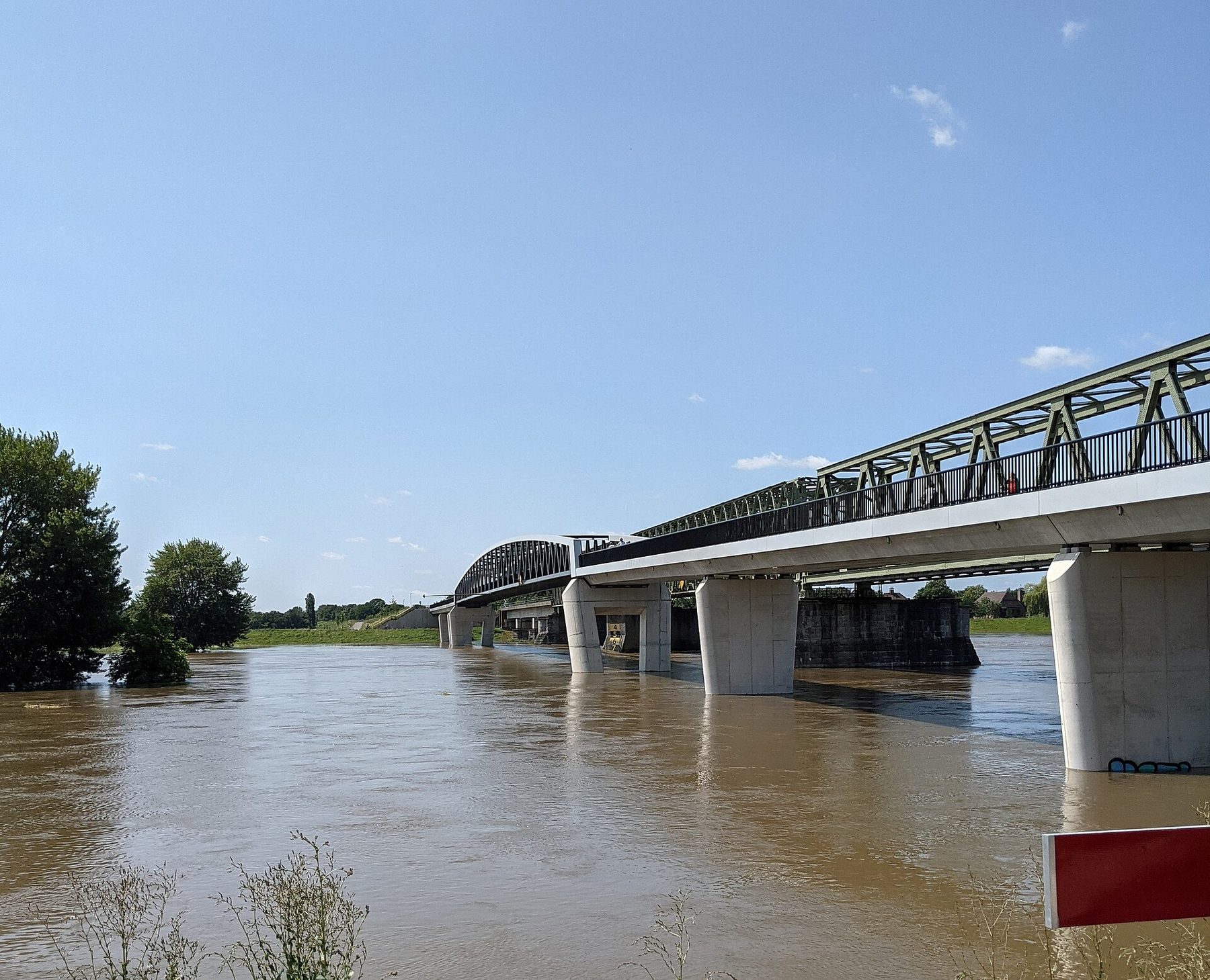 Fietsbrug De Maasover gezien vanaf Mook in de richting van Katwijk