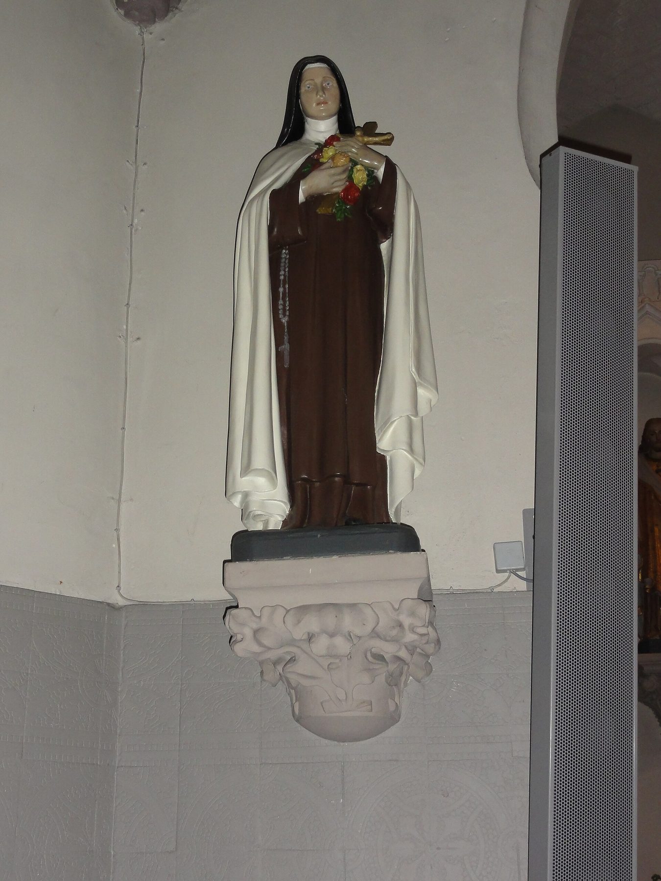 Beeld van Theresia van Lisieux in de Sint-Martinuskerk