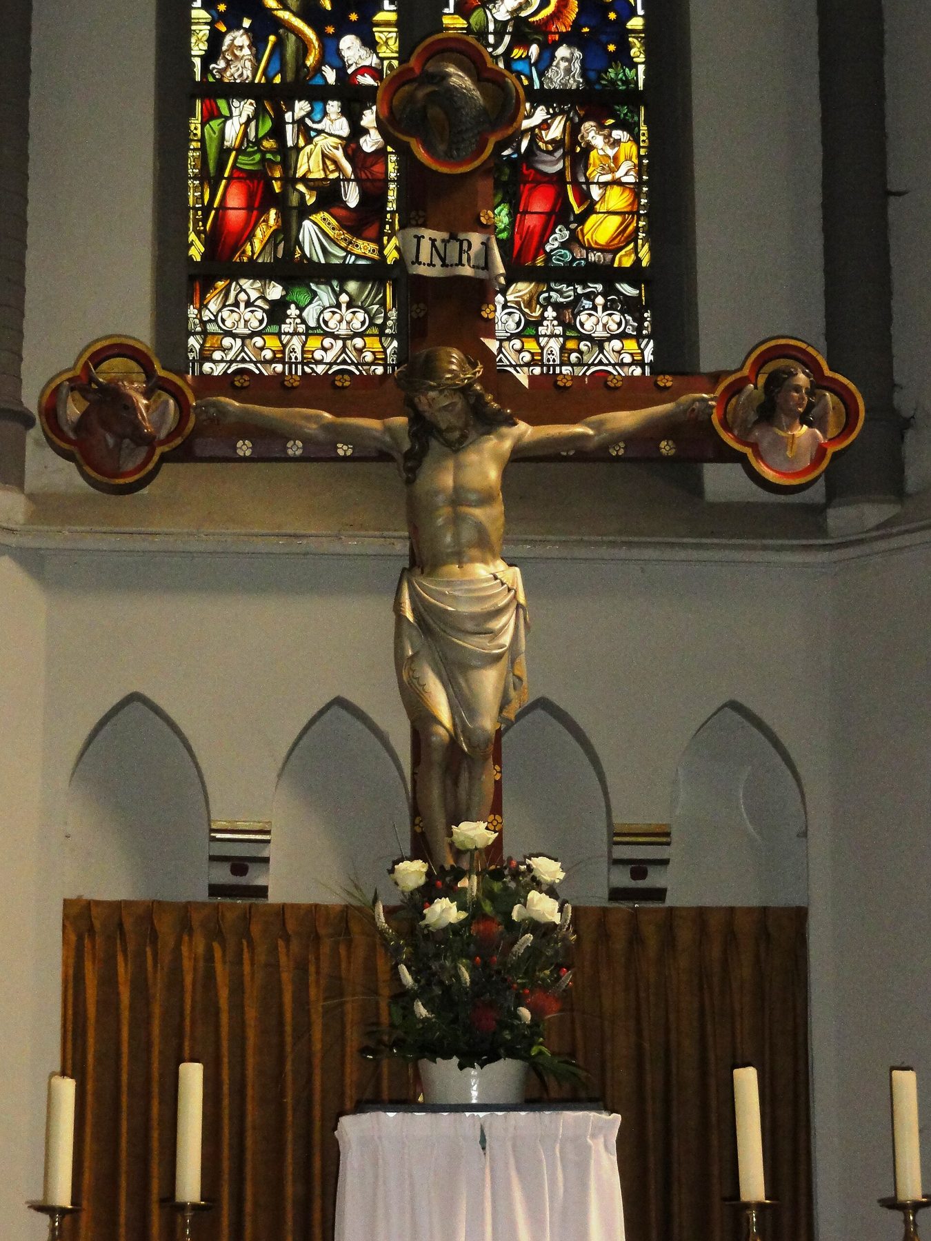 Sint-Martinuskerk in Katwijk: kruisbeeld op het hoofdaltaar.