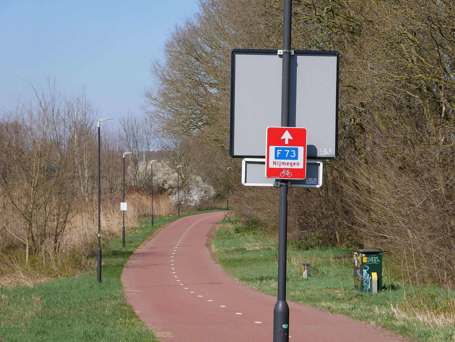 Open voorjaarslandschap langs het MaasWaalpad bij Katwijk