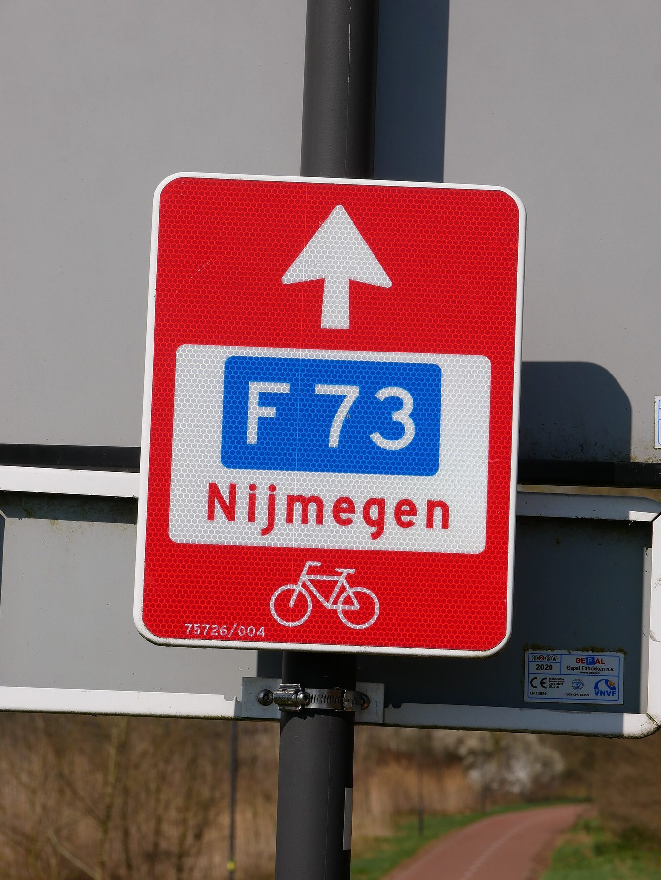 Wegwijzer van het MaasWaalpad bij Katwijk