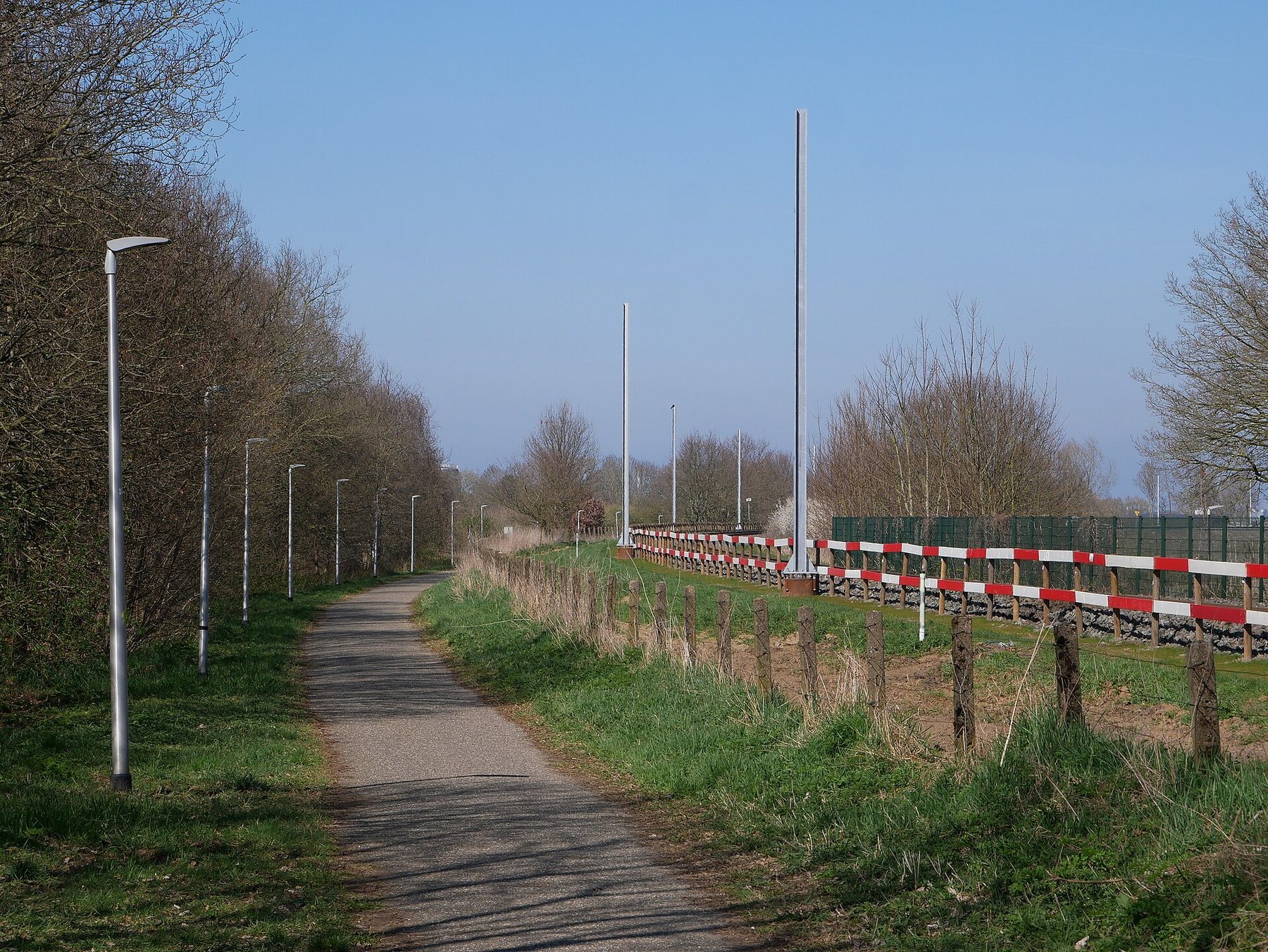 Werk aan de bovenleiding van de Maaslijn bij Katwijk