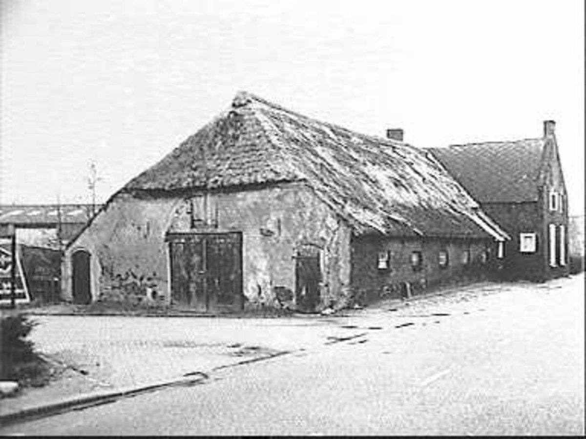 Achter- en zijgevel van een historische boerderij in Katwijk NB