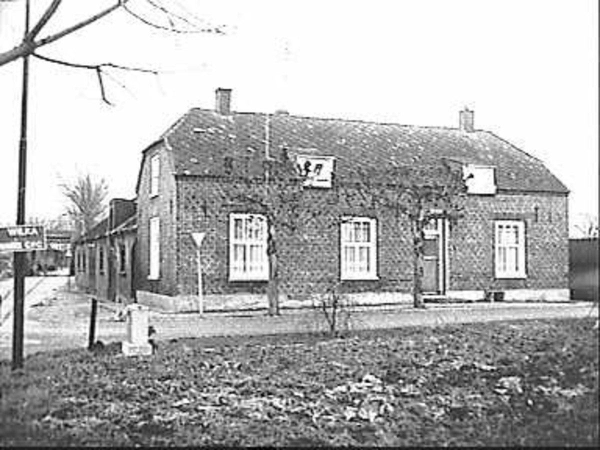 Land van Cuijk/ Boerderijen: zij- en voorgevel (opmerking: Deze afbeelding hebben wij helaas alleen in deze lage resolutie.) in Katwijk aan de Maas (Noord-Brabant).