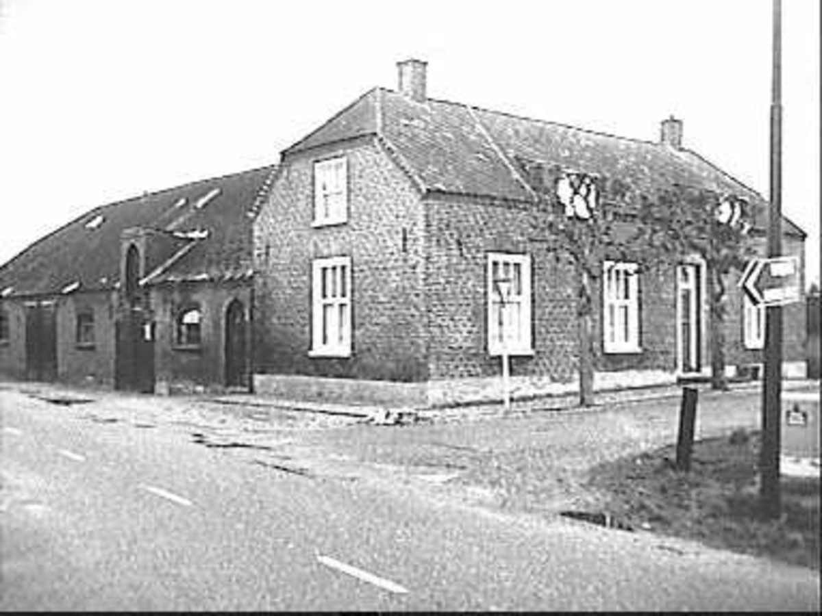 Land van Cuijk/ Boerderijen: zij- en voorgevel (opmerking: Deze afbeelding hebben wij helaas alleen in deze lage resolutie.) in Katwijk aan de Maas (Noord-Brabant).