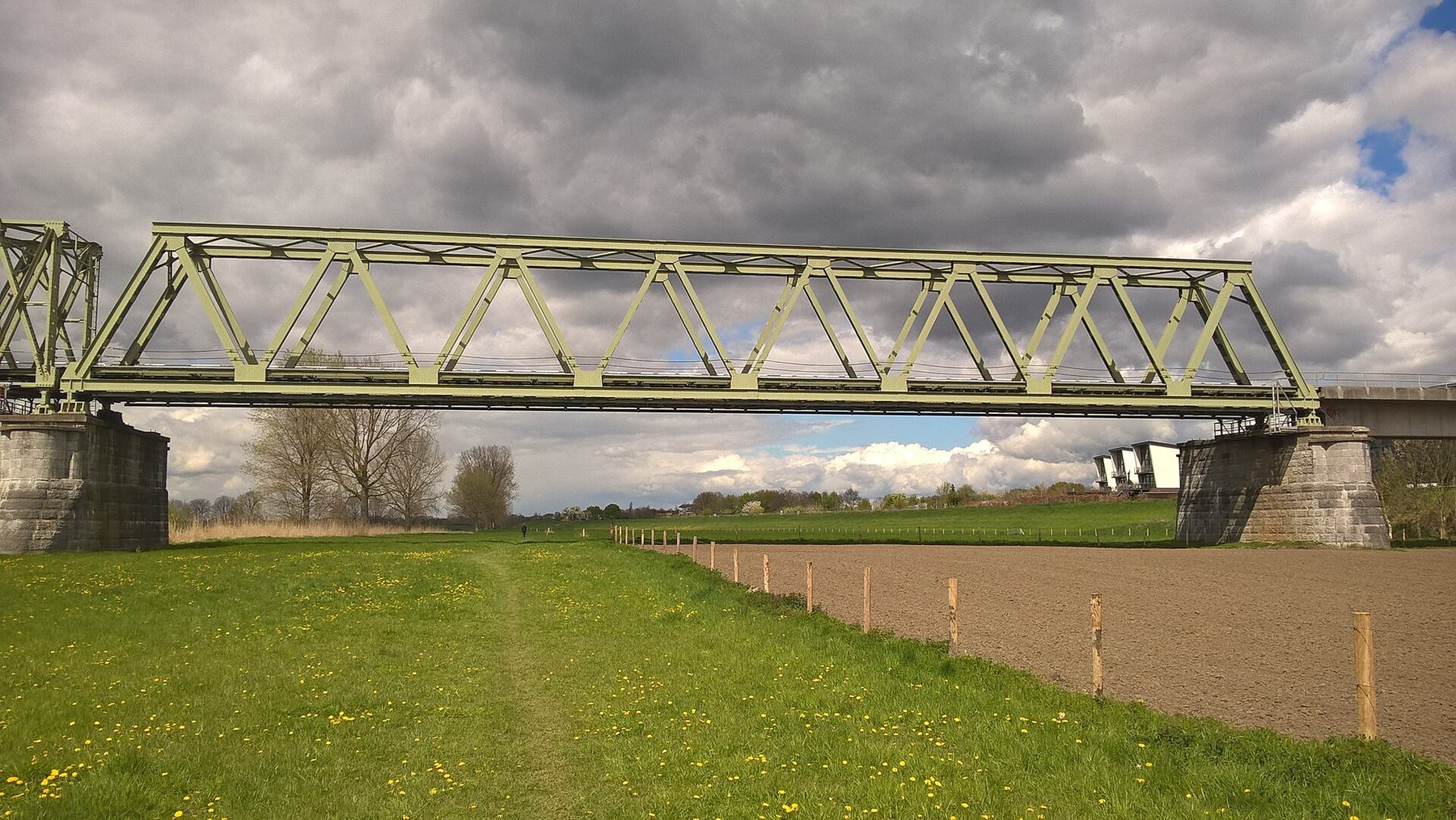 Lang zijaanzicht van de spoorbrug over de Maas bij Katwijk en Mook