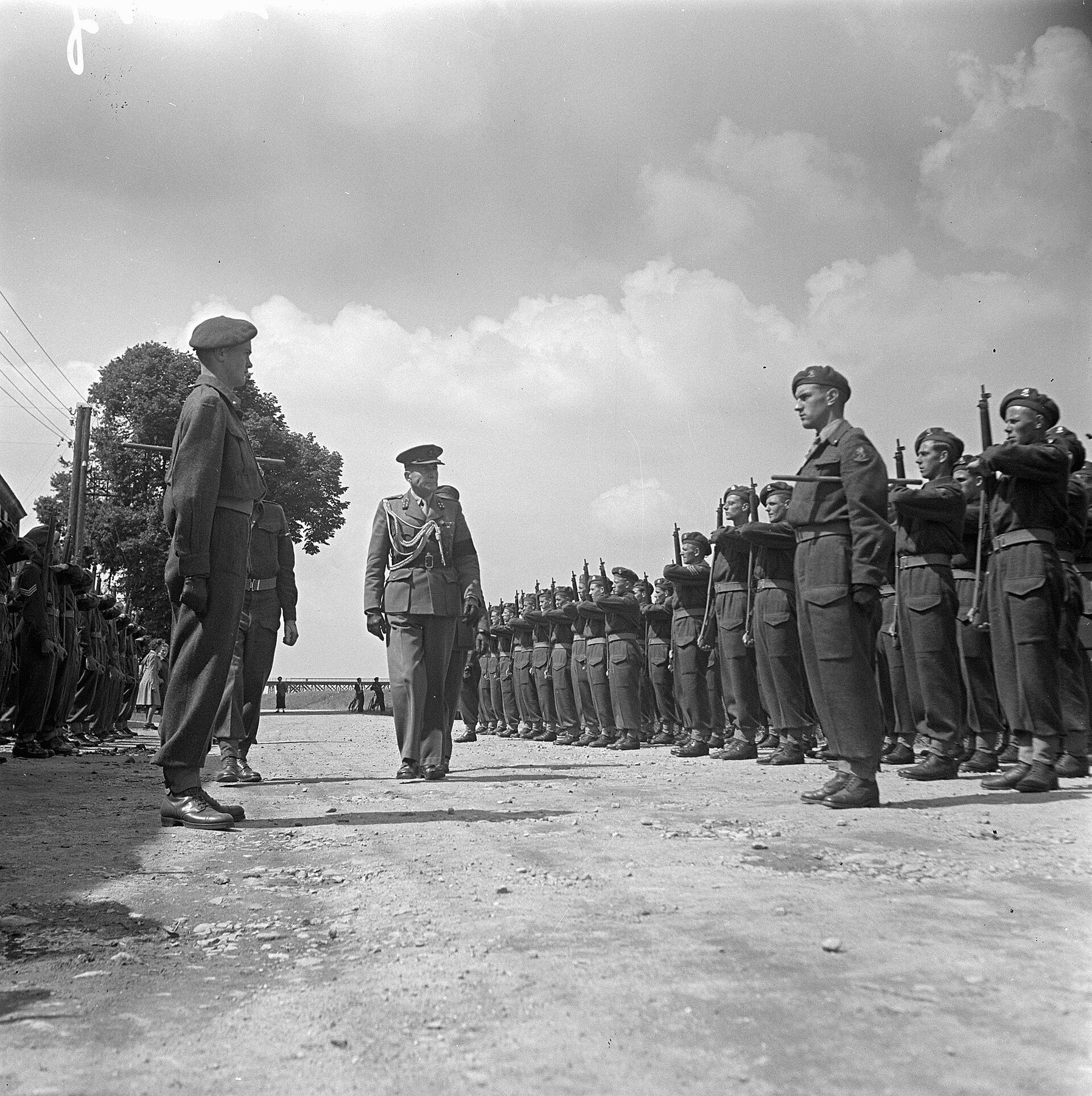 Militaire inspectie bij het oorlogsmonument in Katwijk, waarschijnlijk op 10 mei 1950.