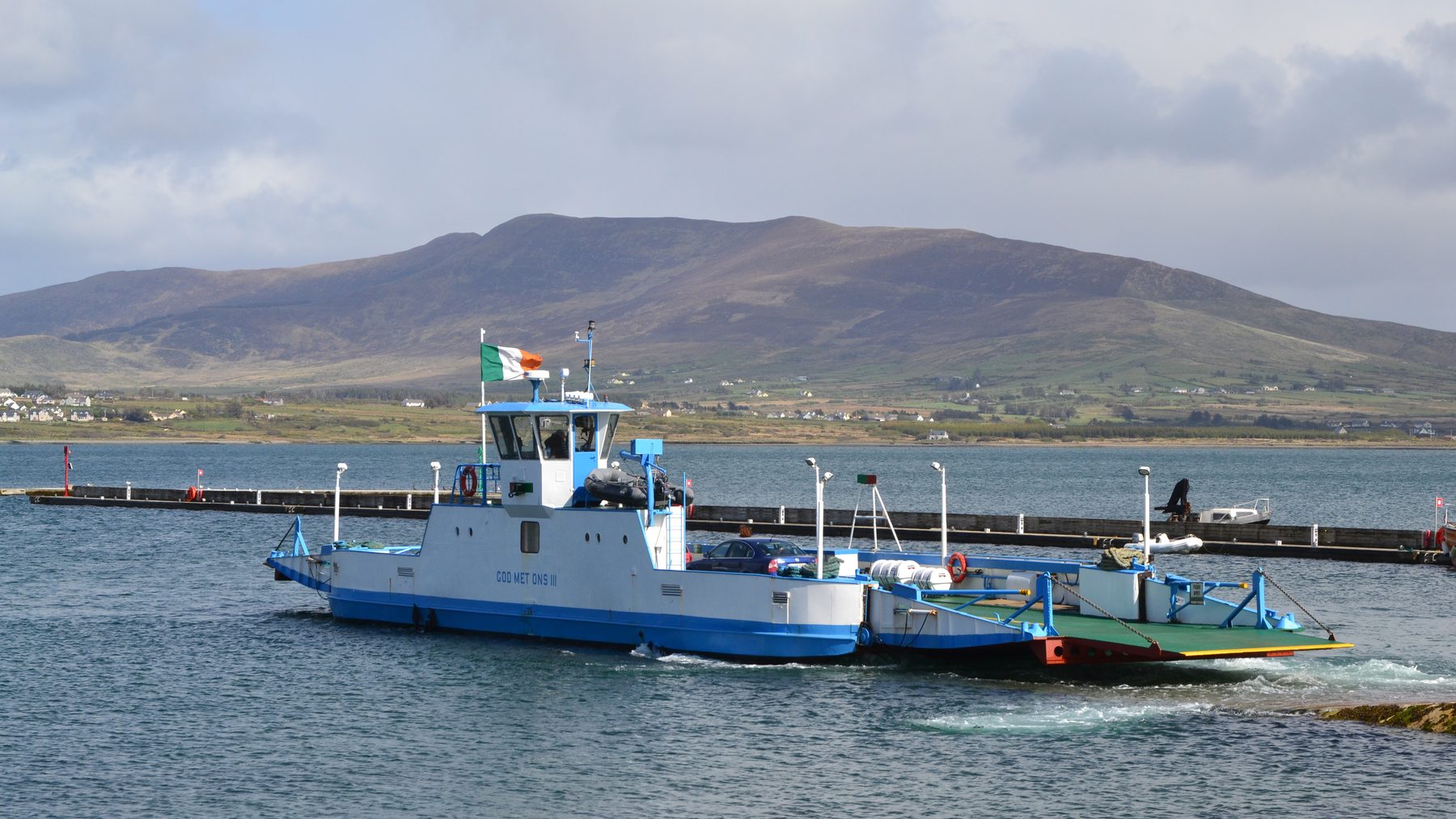 Voormalige Katwijkse pont God met ons III bij Valentia Island.