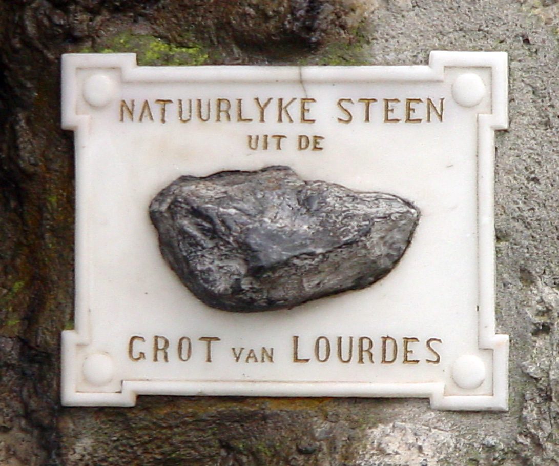 Steen uit Lourdes in de Katwijkse grot.