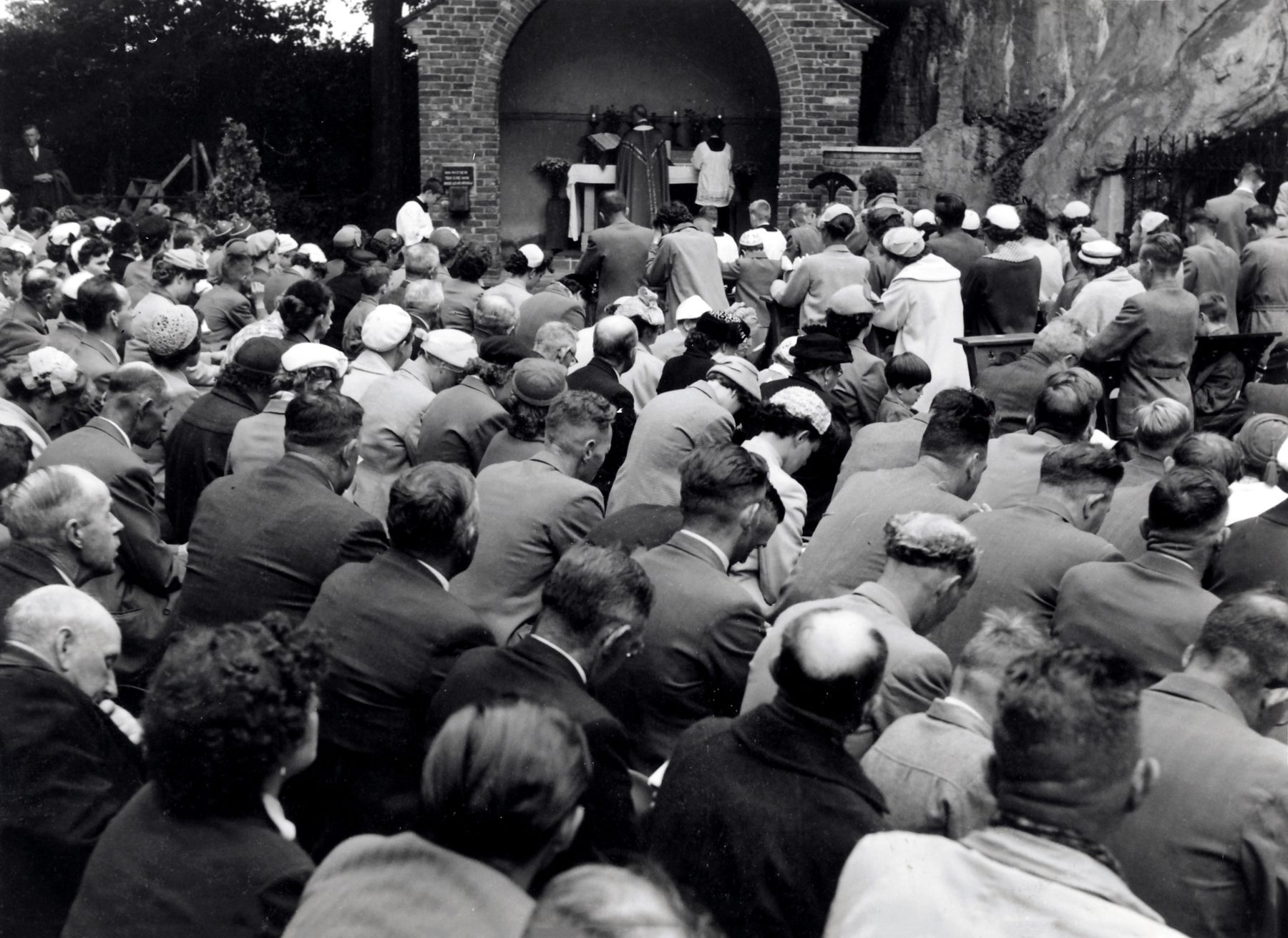 Openluchtmis voor boerengezinnen in Katwijk in 1956.