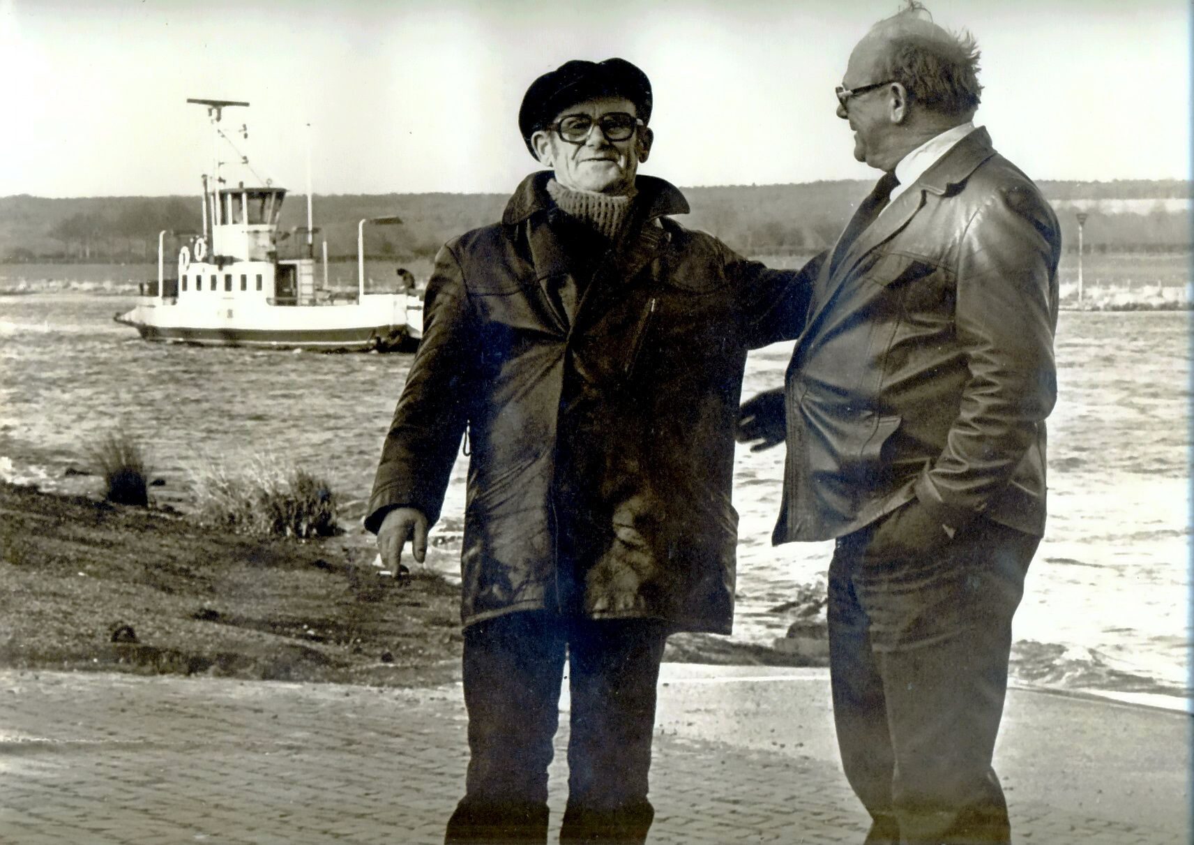 Veermannen Guusje Peters en Wes Gademann bij het Katwijkse veer.