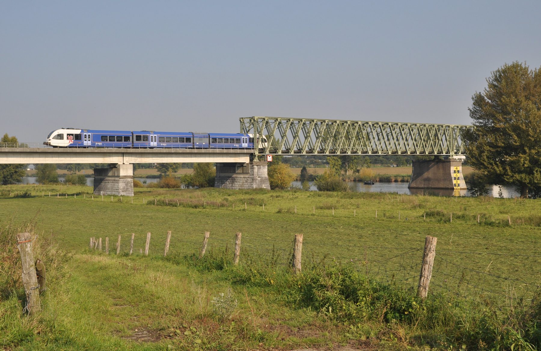 Arriva 10390 bij de spoorbrug over de Maas in Katwijk.