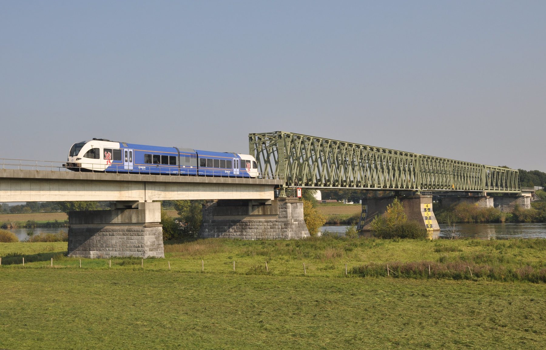 Arriva GTW 2/6 bij de spoorbrug over de Maas in Katwijk.