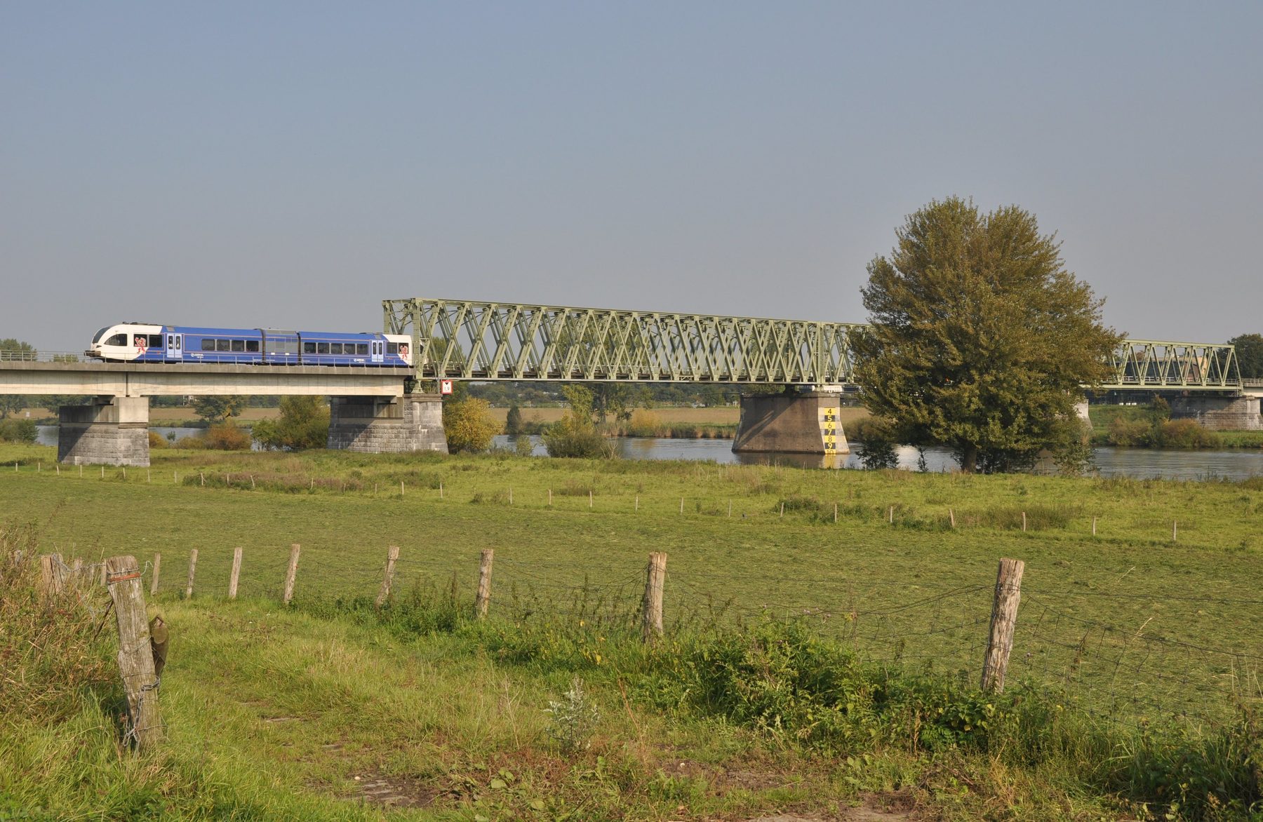 Arriva GTW 2/6 bij de spoorbrug over de Maas in Katwijk.