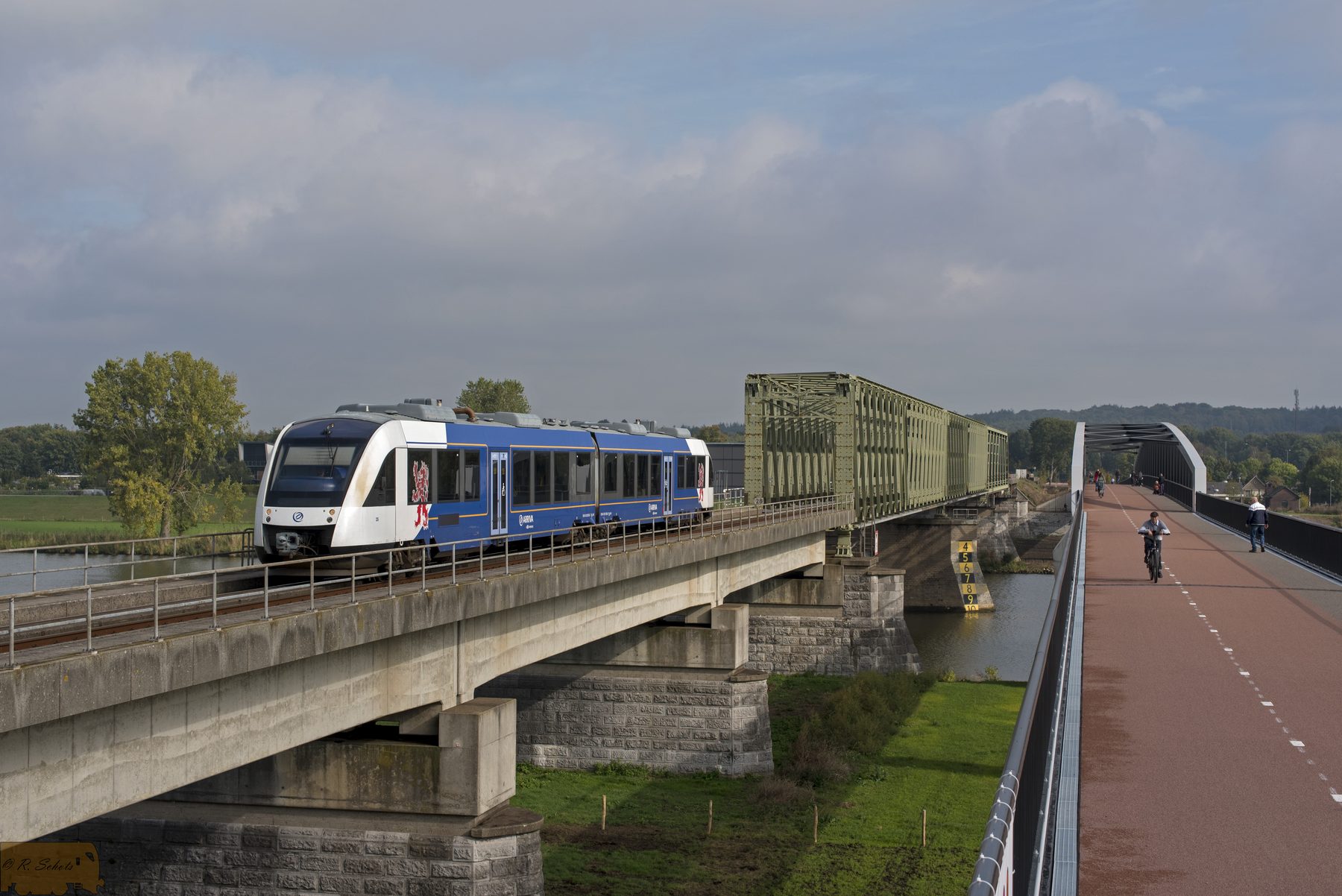 Arriva LINT 25 bij Maasover in Katwijk.