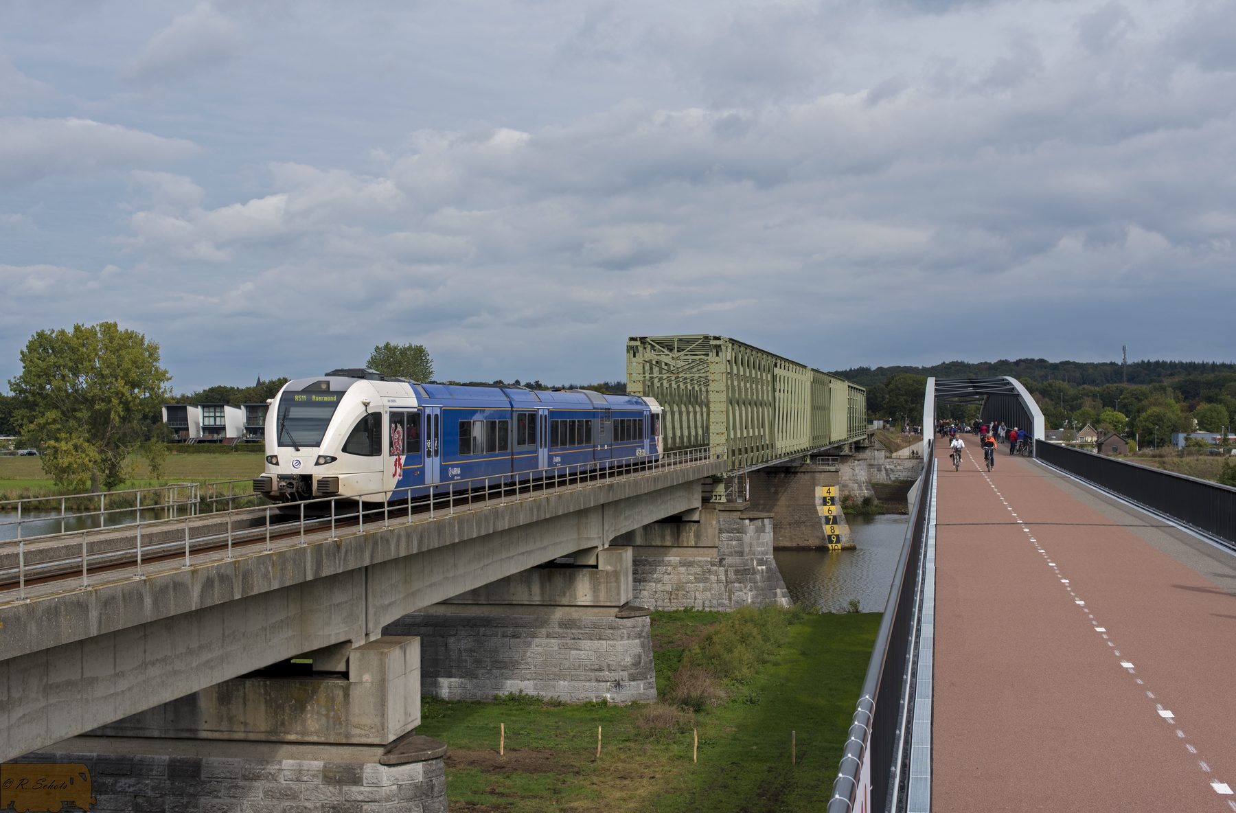 Opening van Maasover met een Arriva-trein bij Katwijk