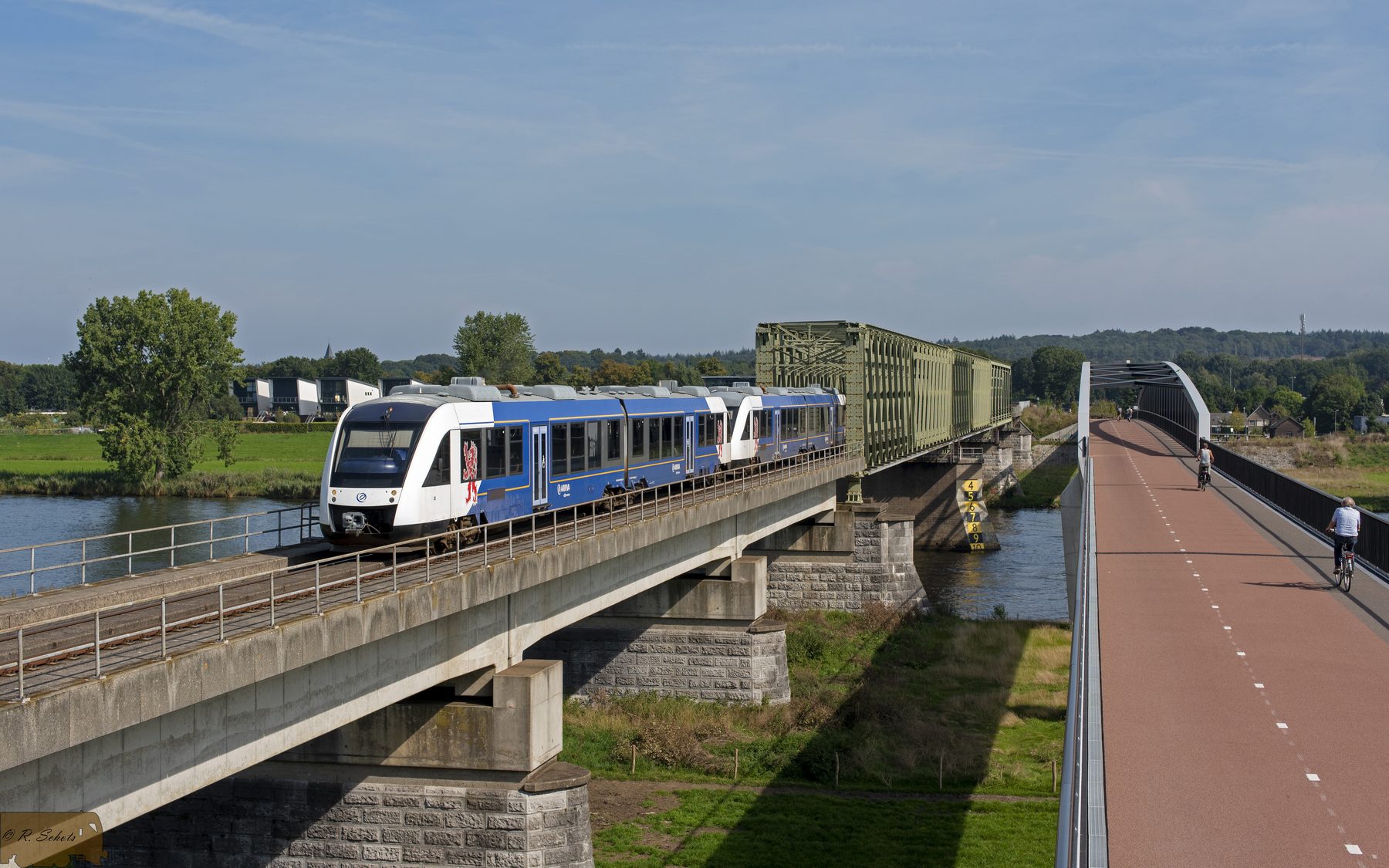 Arriva LINT 26 en 32 op de Maasbrug bij Katwijk.