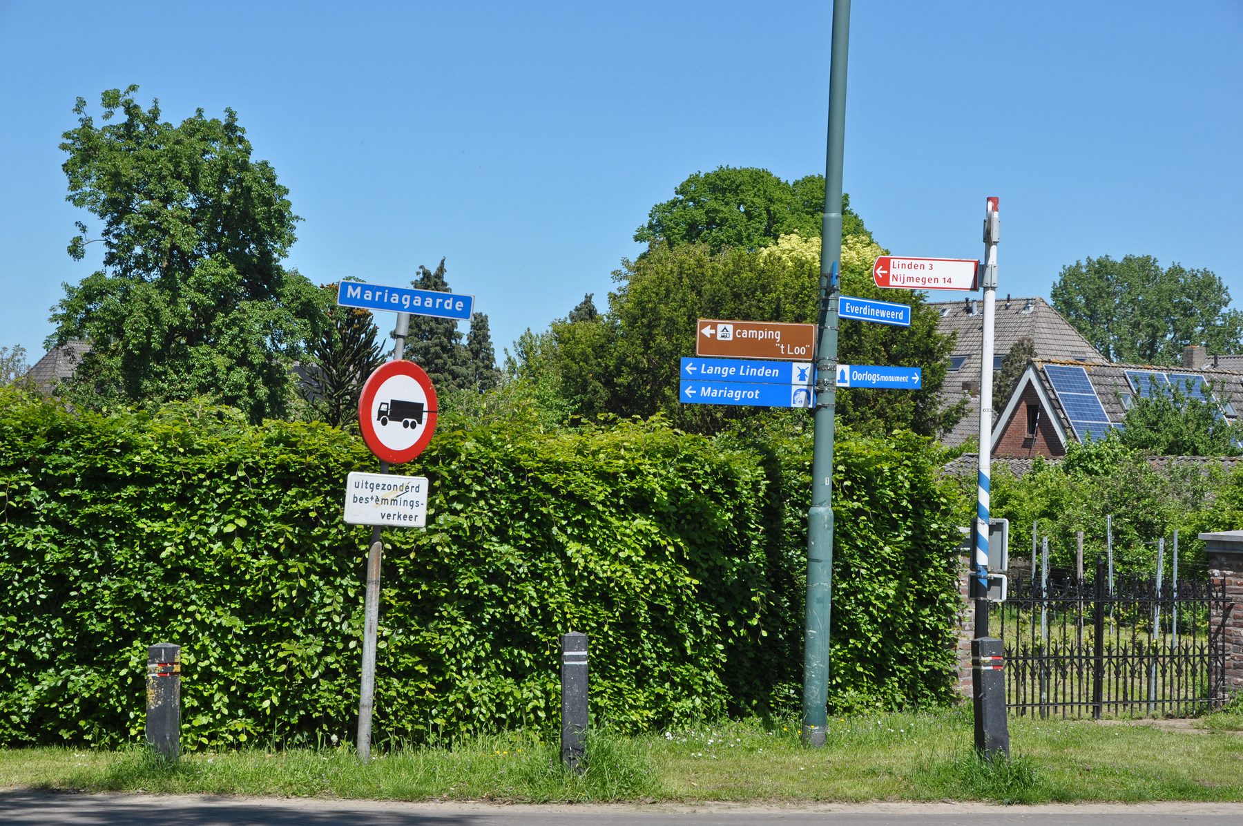 Lokale wegwijzers aan de Mariagaarde in Katwijk Noord-Brabant