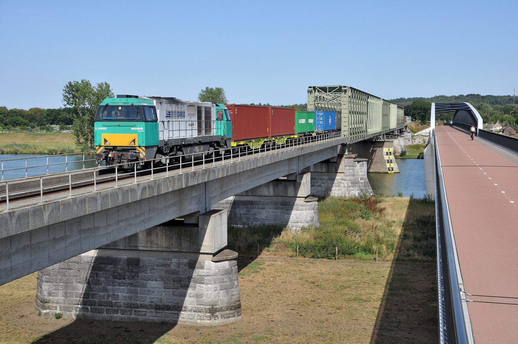 Goederentrein op de Maasbrug bij Katwijk