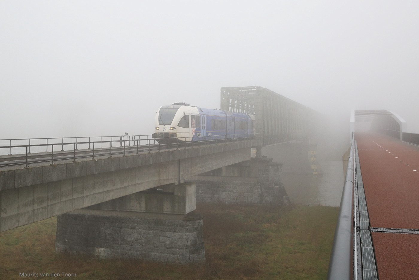 Spoorbrug en Maasover in de mist bij Katwijk