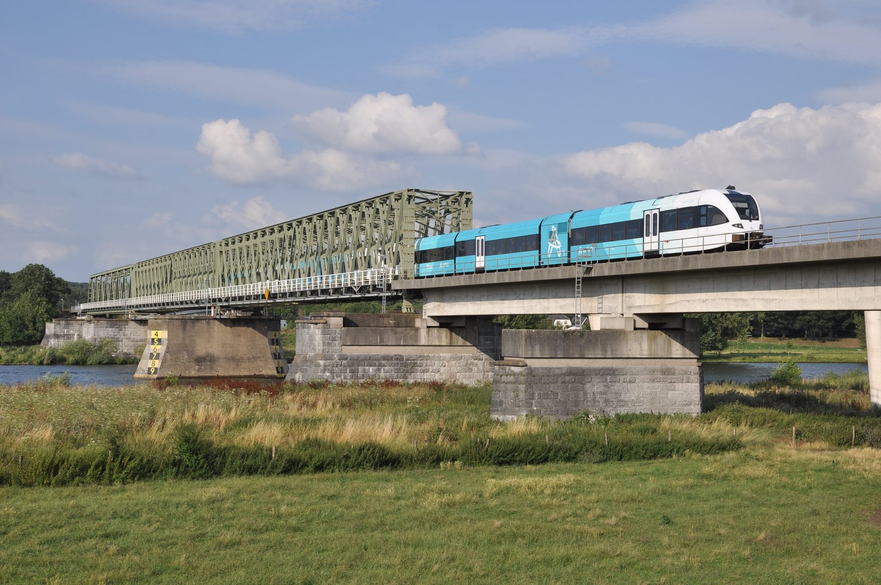 Arriva Vierdaagsependel op de Maasbrug bij Katwijk