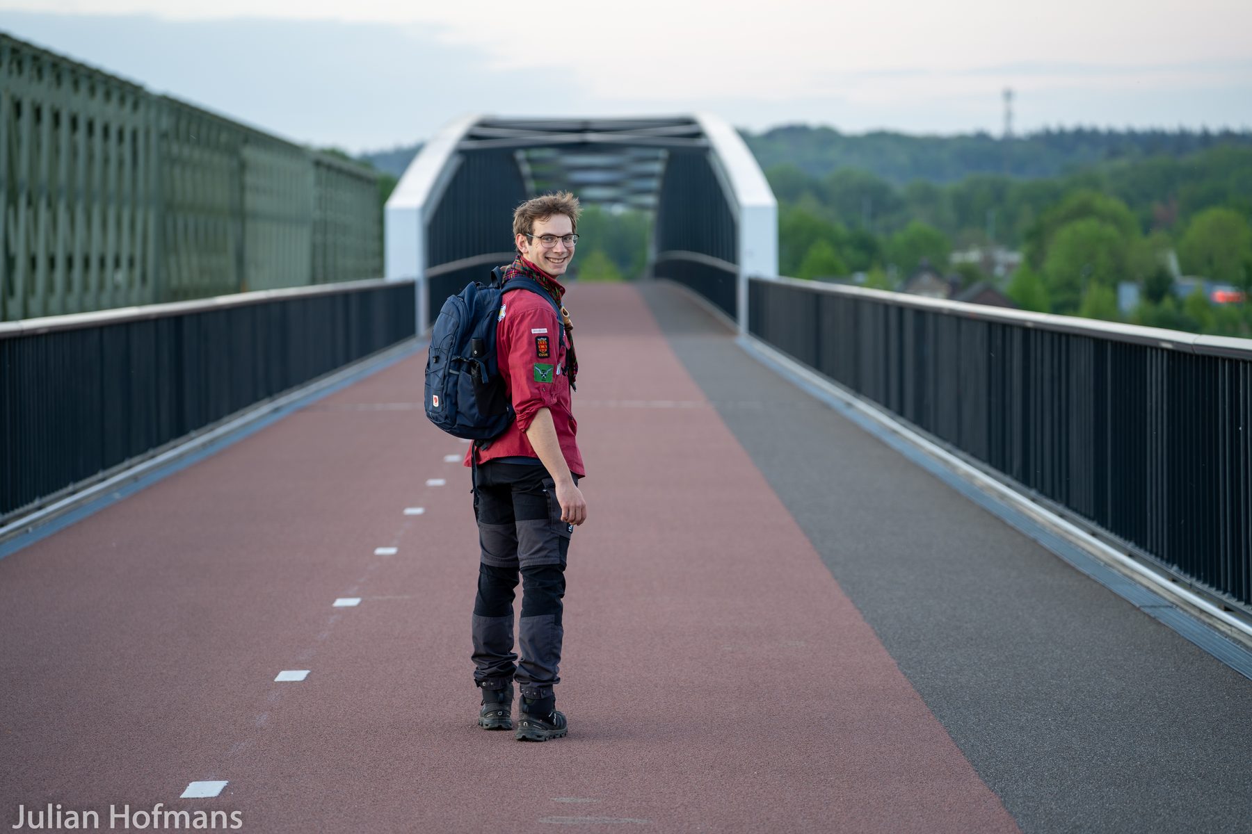 Wandelaar tijdens een scoutingtocht op Maasover bij Katwijk